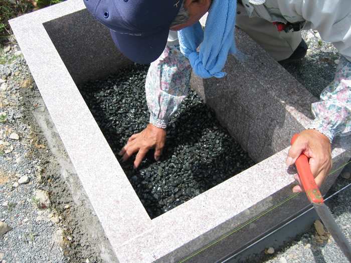 一つ一つ丁寧にお墓を建てていきます